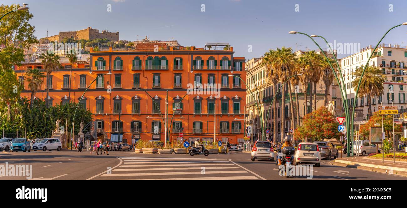 Blick auf das Schloss Sant'Elmo und die Architektur auf der Piazza della Vittoria, Neapel, Kampanien, Italien, Europa Stockfoto