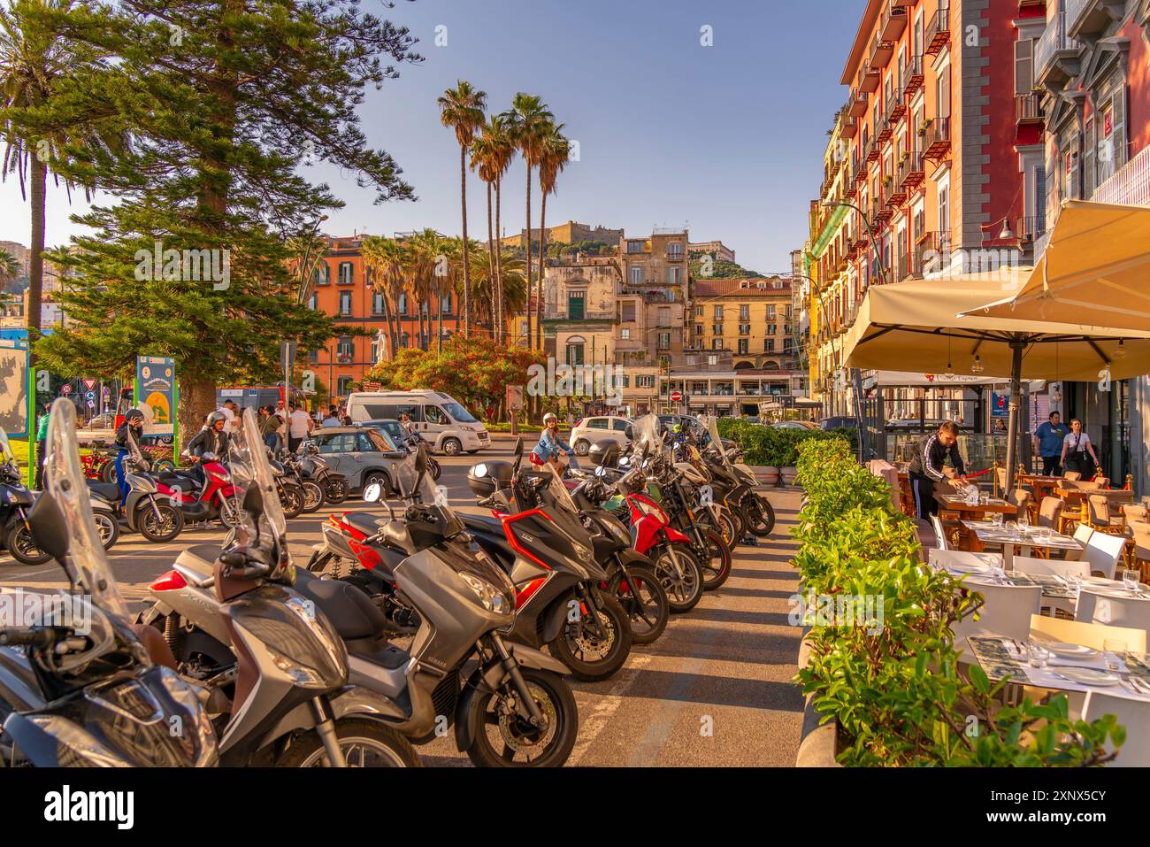 Blick auf Motorräder, Restaurant und farbenfrohe Architektur auf der Piazza della Vittoria, Neapel, Kampanien, Italien, Europa Stockfoto