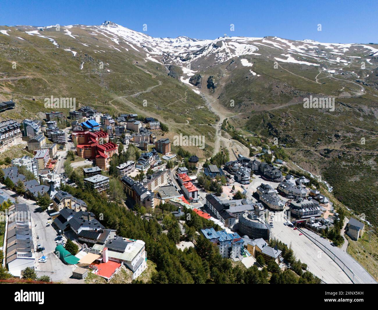 Aus der Vogelperspektive eines Bergkurorts mit modernen Gebäuden und einer schneebedeckten Landschaft im Hintergrund, aus der Vogelperspektive, Pradollano, Pico Veleta Stockfoto