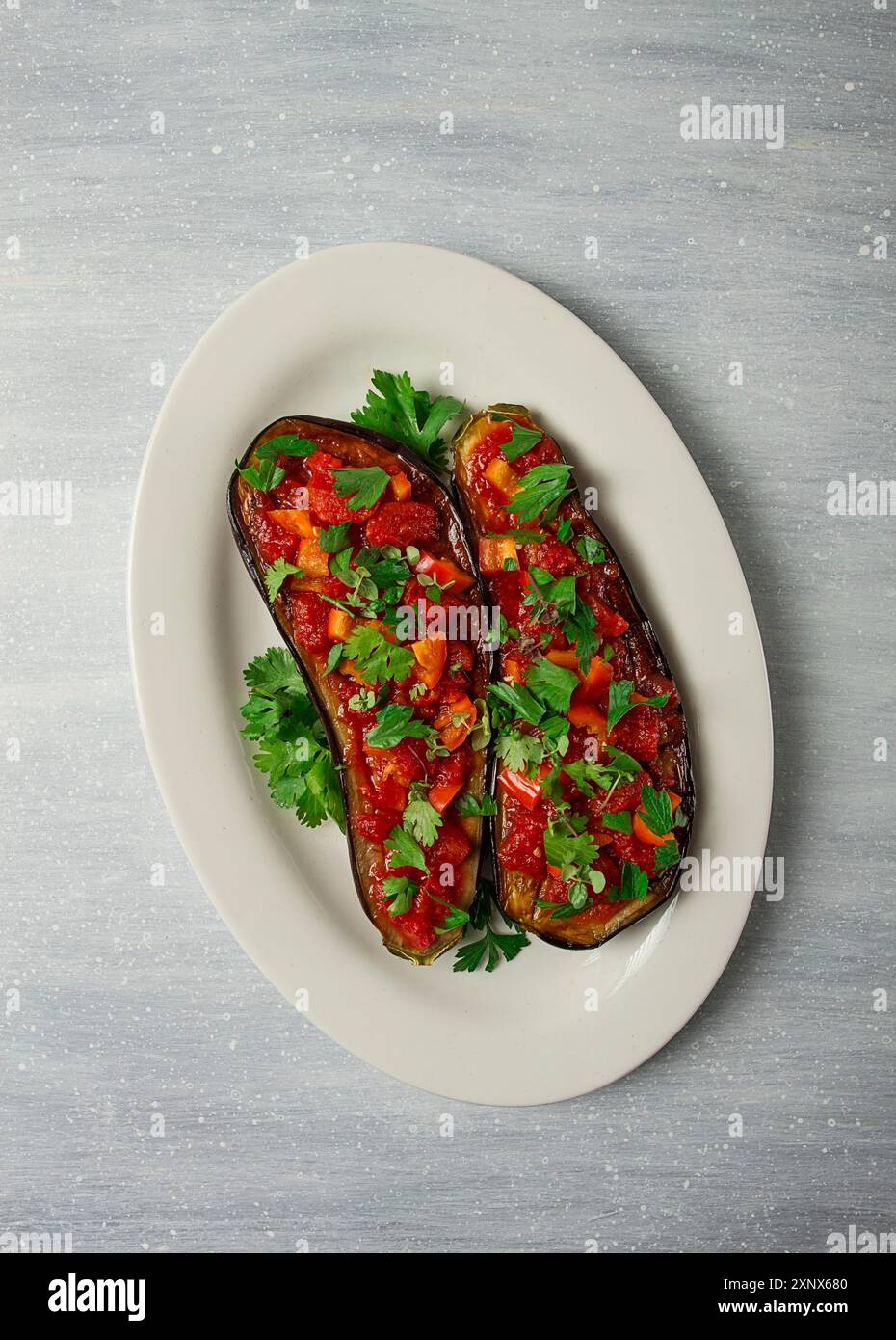 Traditionelles türkisches Gericht, Imam Bayildi, gefüllte Auberginen, mit Tomaten und Kräutern, gebacken, keine Leute, hausgemacht Stockfoto