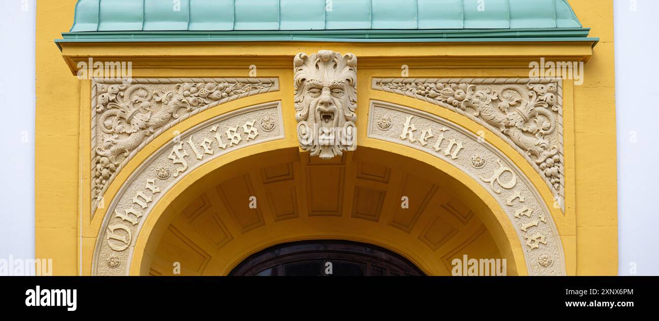 Detail des linken Eingangsportals der Luitpold-Grundschule, 1901 im Jugendstilstil erbaut, Memmelsdorfer Str. 7A, Bamberg, Upper Stockfoto