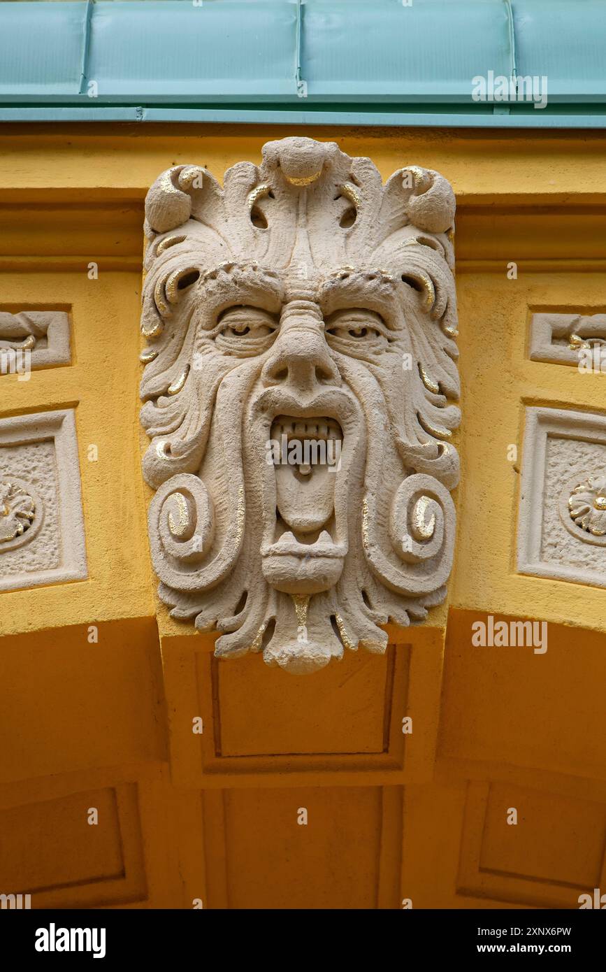 Groteske über dem linken Eingangsportal der 1901 im Jugendstil erbauten Luitpold-Grundschule, Memmelsdorfer Str. 7A, Bamberg, Oberteil Stockfoto