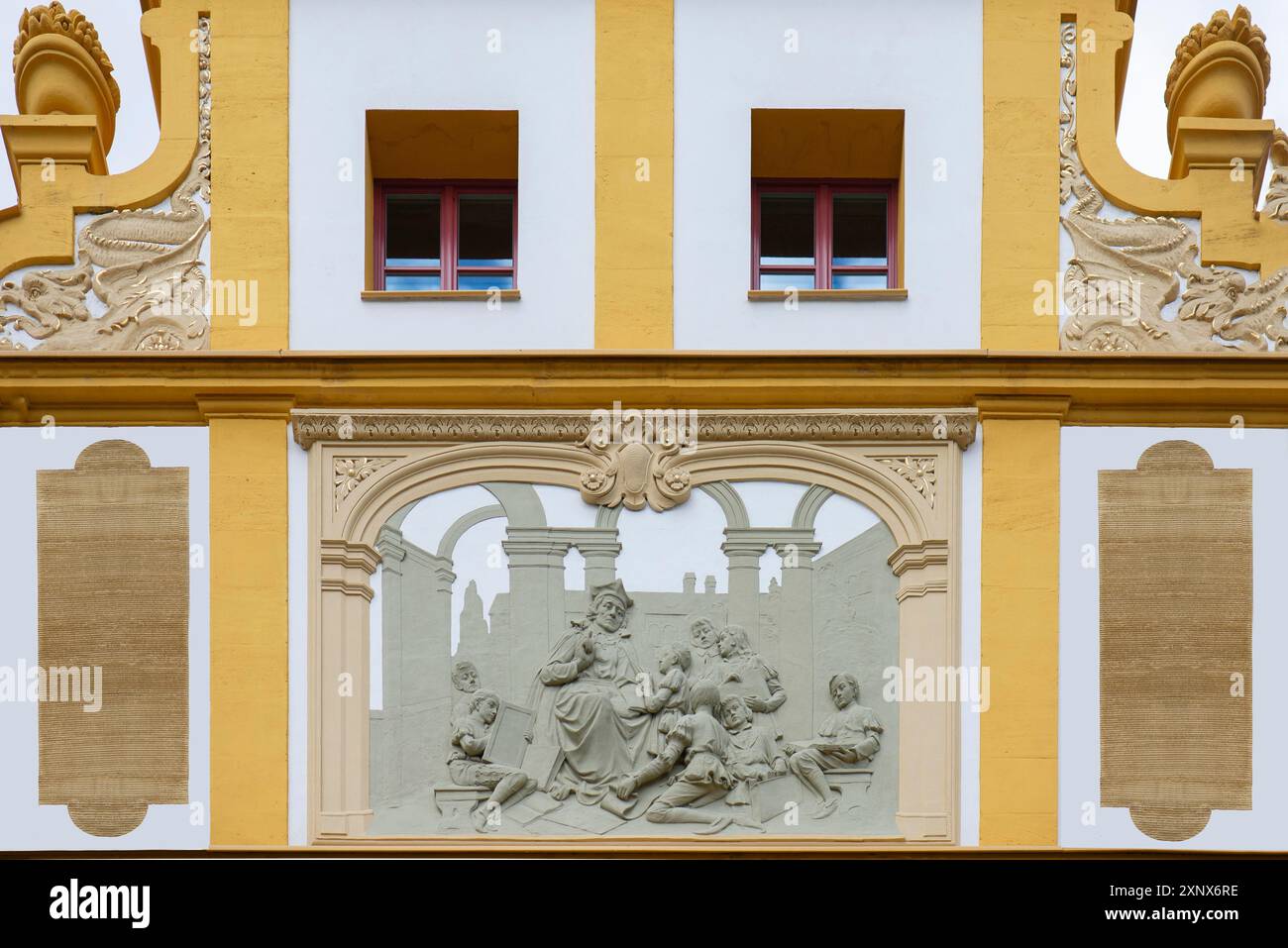 Relief mit Lehrer und Schülern an der Fassade der 1901 im Jugendstil erbauten Luitpold-Grundschule, Memmelsdorfer Str. 7A, Bamberg Stockfoto