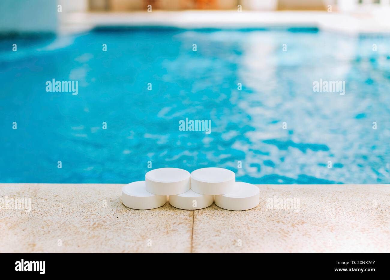 Nahaufnahme von Chlortabletten am Rand eines Schwimmbades. Chlortabletten zur Schwimmbadreinigung Stockfoto