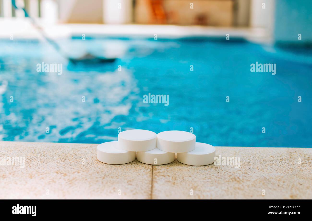 Chlortabletten zur Schwimmbadreinigung. Nahaufnahme von Chlortabletten am Rand eines Schwimmbades Stockfoto