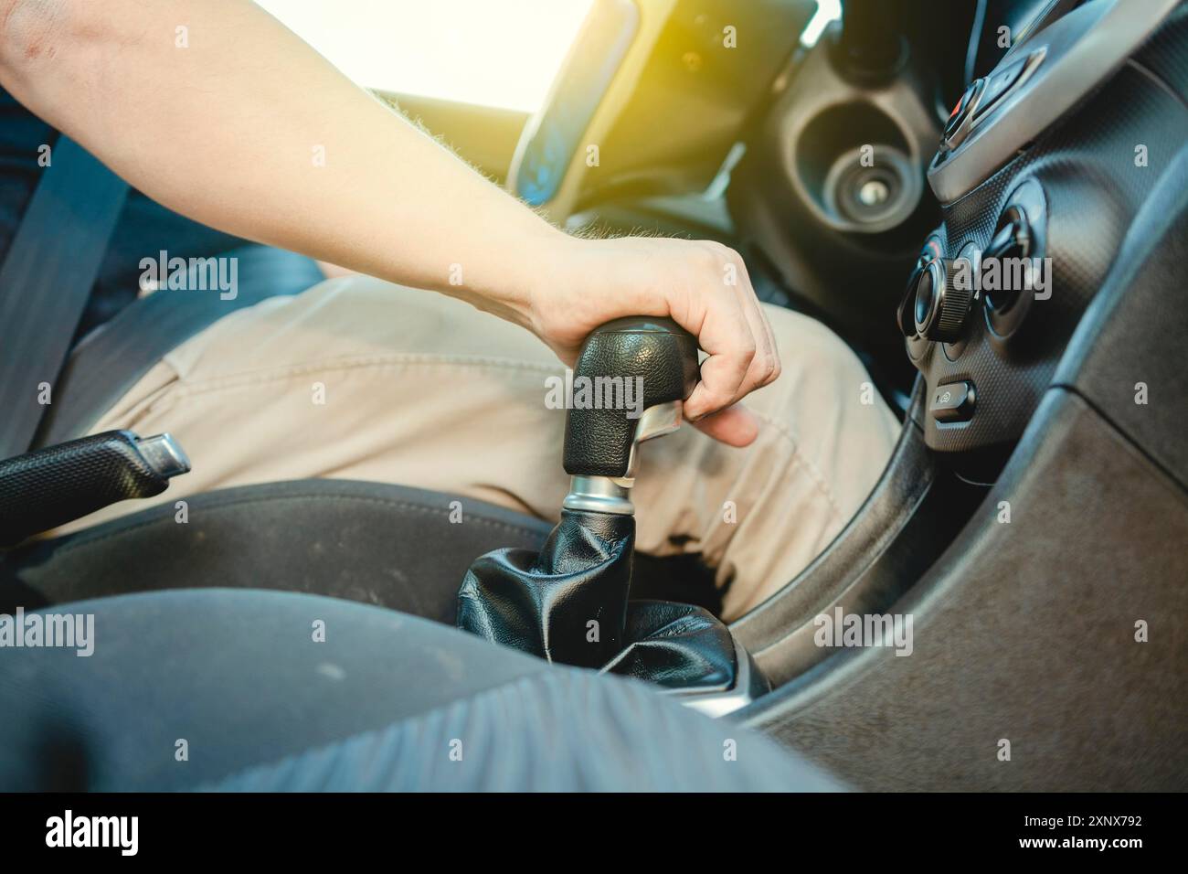 Nahaufnahme der Hand des Fahrers auf dem Schalthebel eines Autos, der Fahrer greift die Hand des Fahrers, Nahaufnahme der Hände, die auf dem Schalthebel beschleunigen Stockfoto