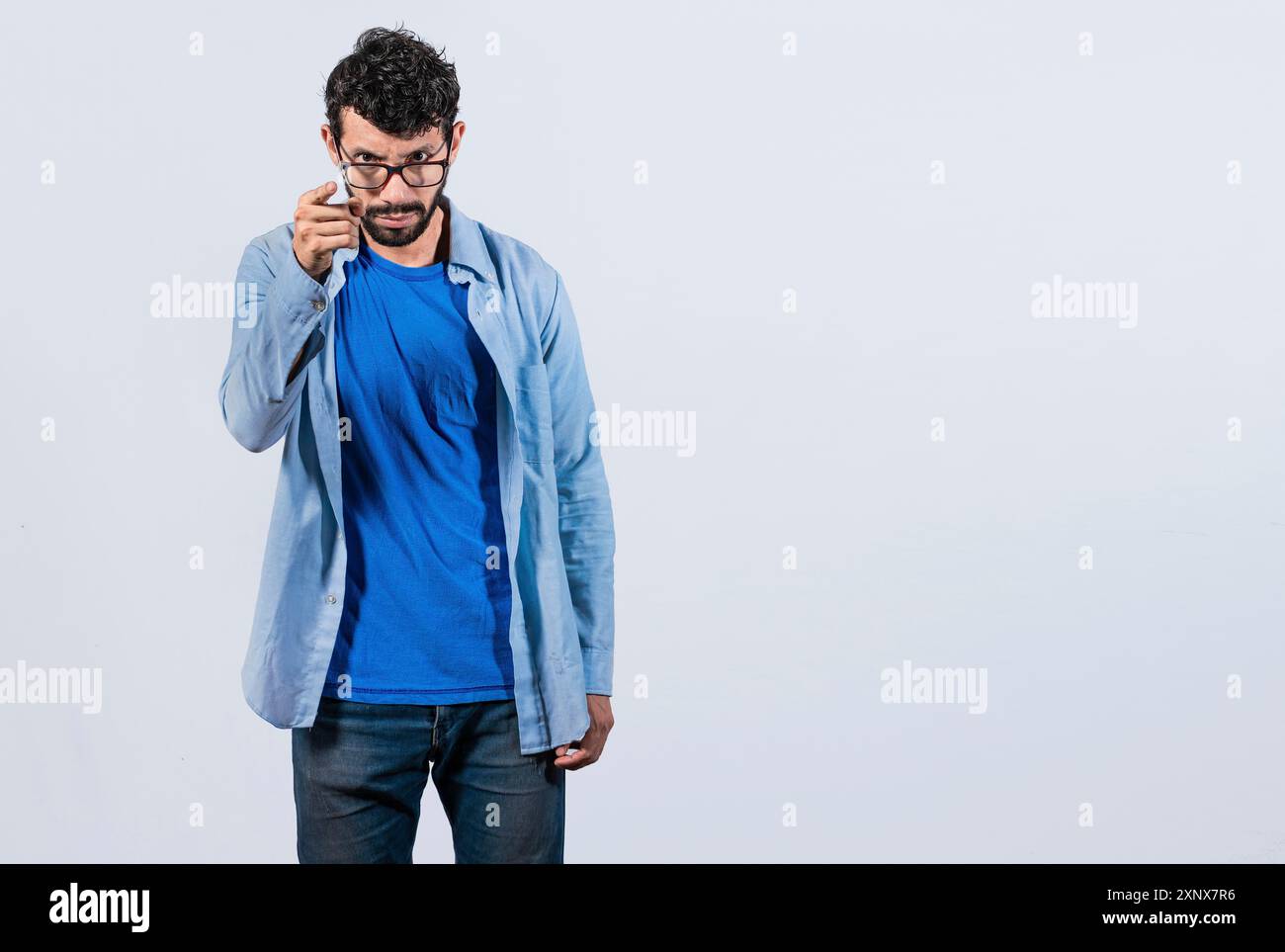 Wütender Mann, der Finger vor der Kamera bedroht. Das Konzept einer wütenden Person, die mit dem Kopf bedroht Stockfoto