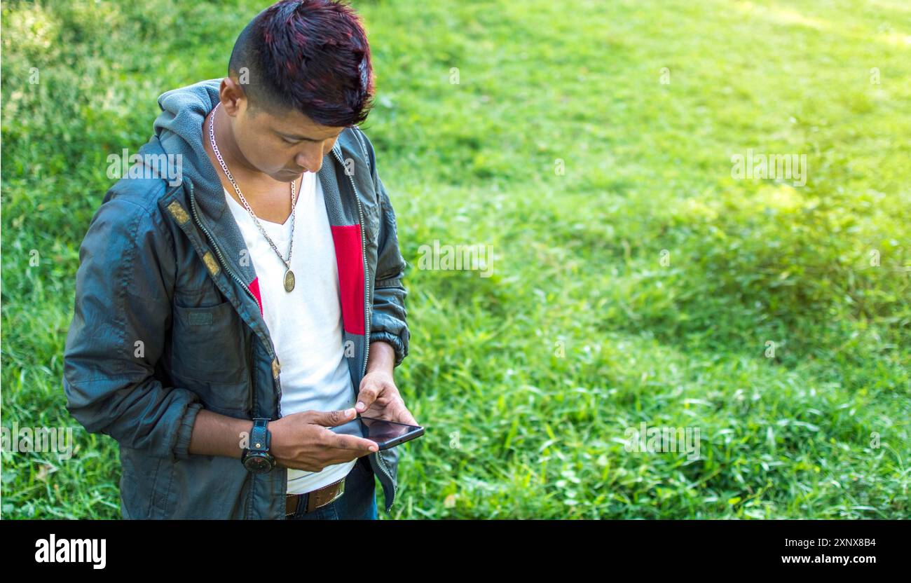 Nahaufnahme eines Mannes mit Handy in der Hand, Nahaufnahme der Hände mit Handy mit weißem Bildschirm, junger Mann mit Handy in der Hand mit Kopierraum Stockfoto