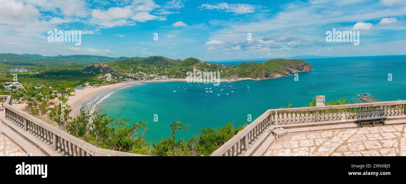 Panoramablick auf die Bucht von San Juan del Sur, Nicaragua. Wunderschöne Aussicht auf den Strand von San Juan del Sur an sonnigen Tagen Stockfoto
