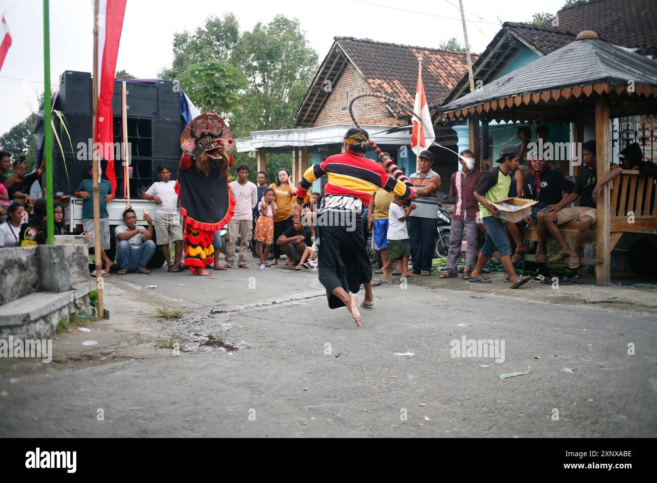Der traditionelle Barong-Tanz wird im Dorf Sukomoro, Puncu Kediri, Ost-Java, Indonesien, gespielt. Stockfoto
