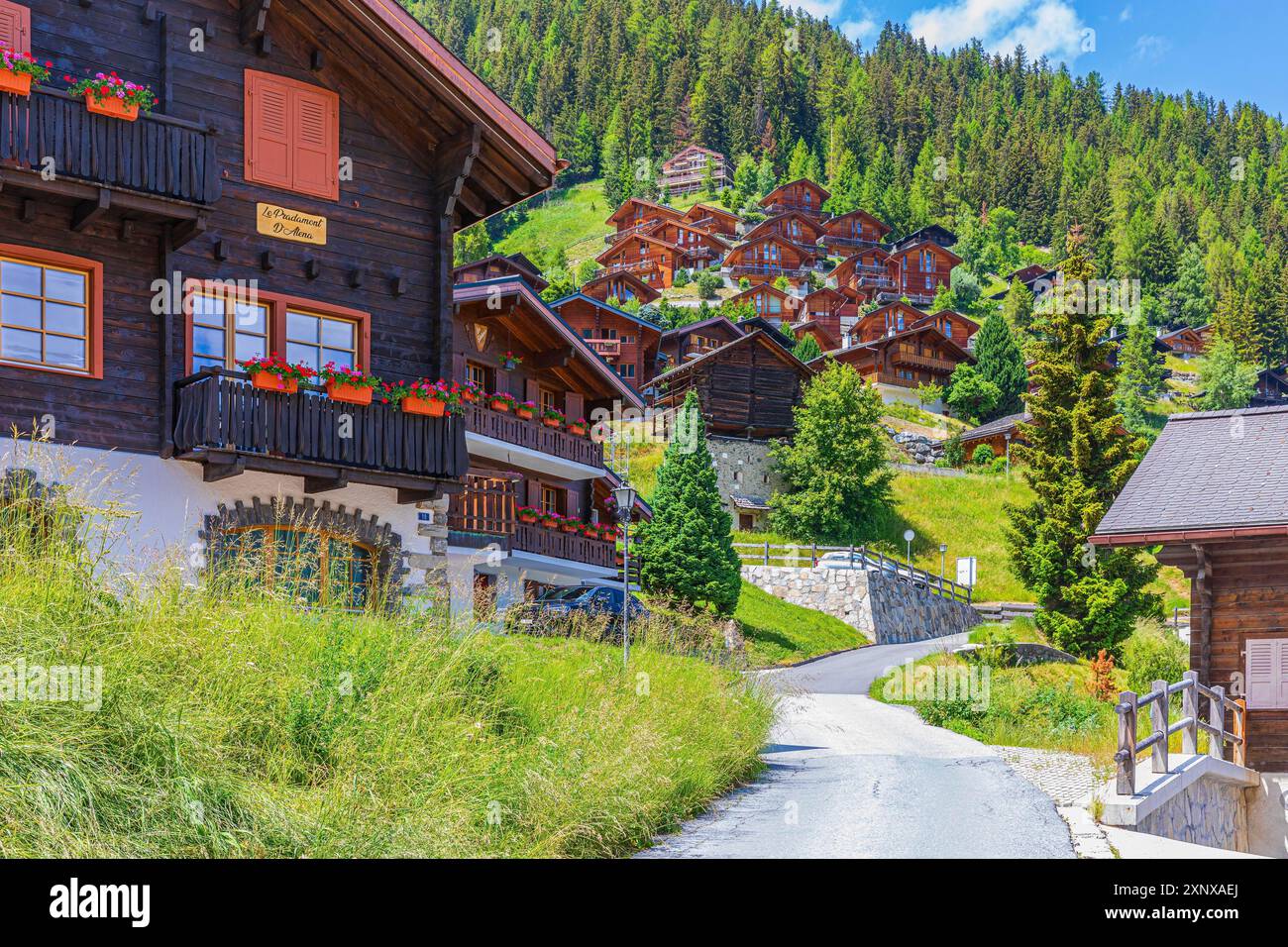 Chalets in einem Hang, Grimentz, Val d'Anniviers, Walliser Alpen, Kanton Wallis, Schweiz Stockfoto