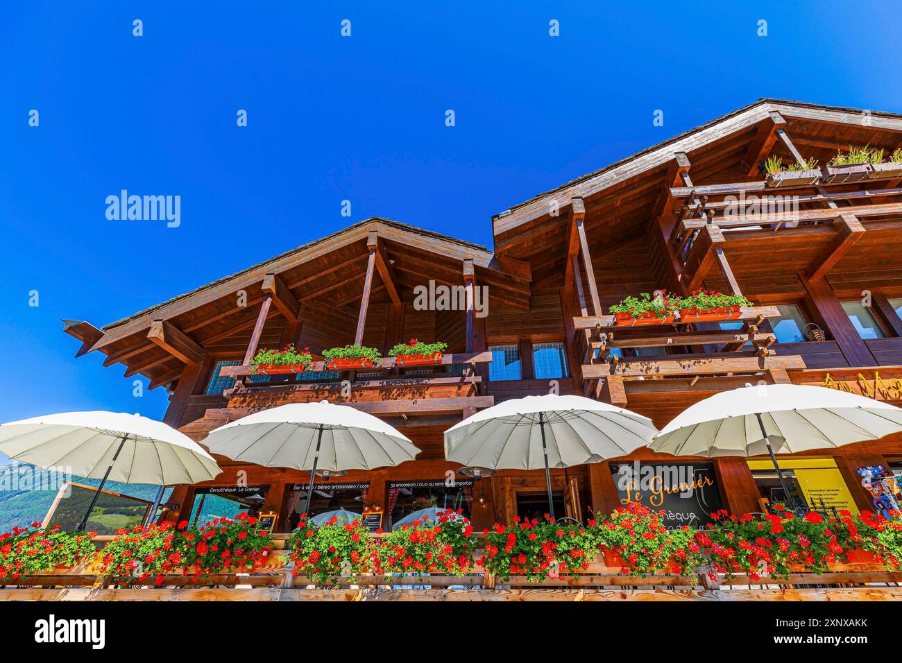 Balkon mit Sonnenschirm und Blumenksten Stockfotografie - Alamy