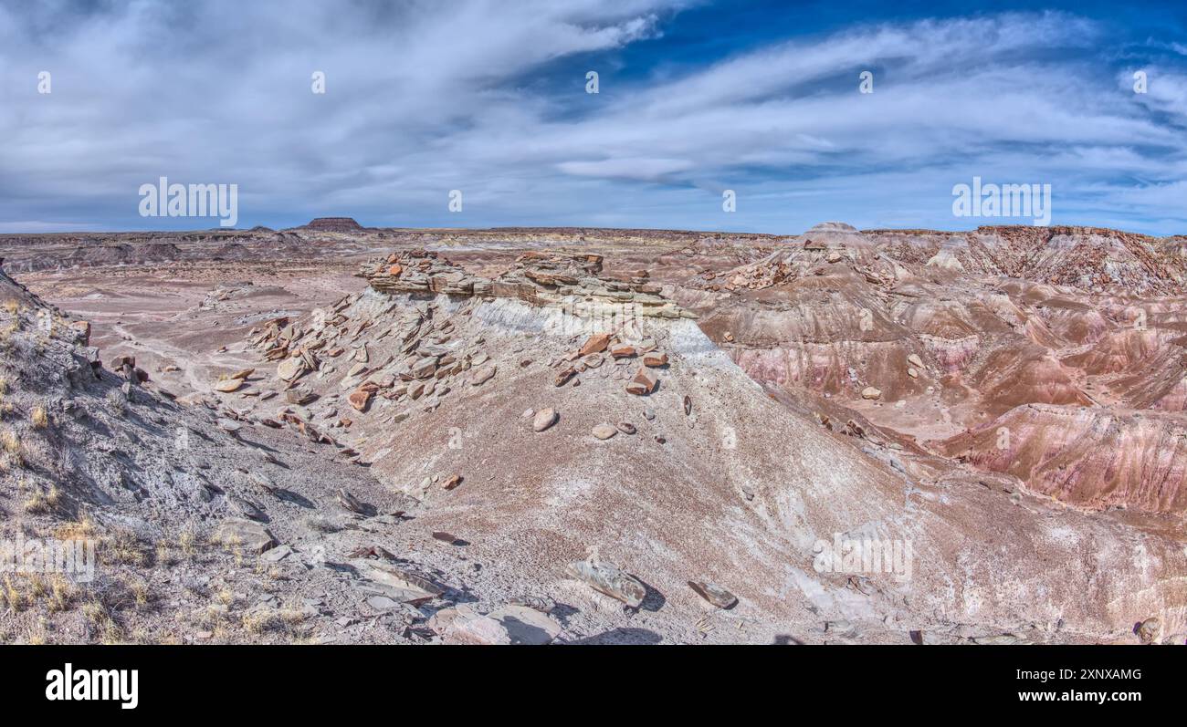 Kleine Bergketten mit flachen Spitzen, genannt Rock Islands, am südlichen Ende des Petrified Forest National Park, Arizona, USA, North America Co Stockfoto