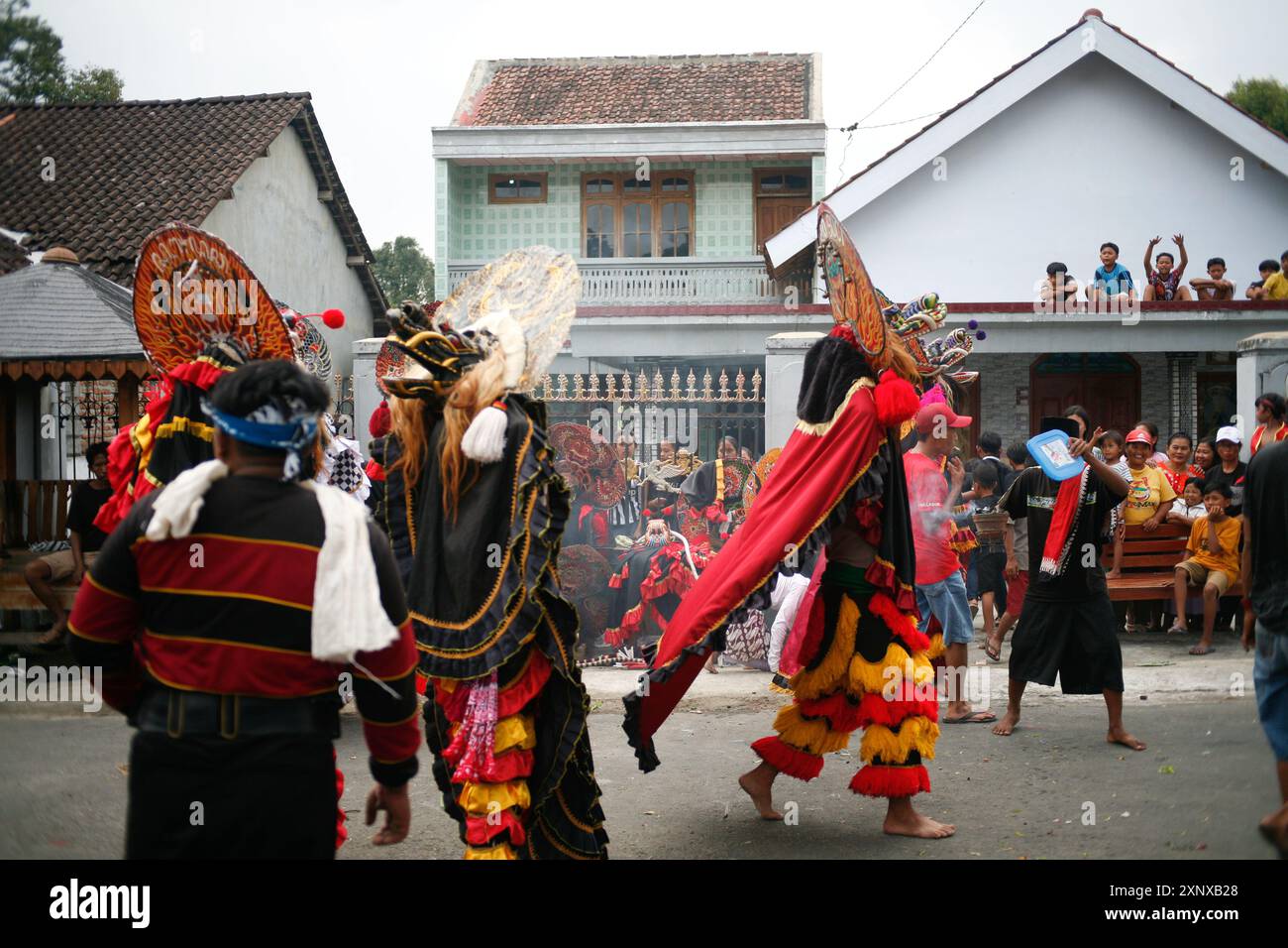 Der traditionelle Barong-Tanz wird im Dorf Sukomoro, Puncu Kediri, Ost-Java, Indonesien, gespielt. Stockfoto