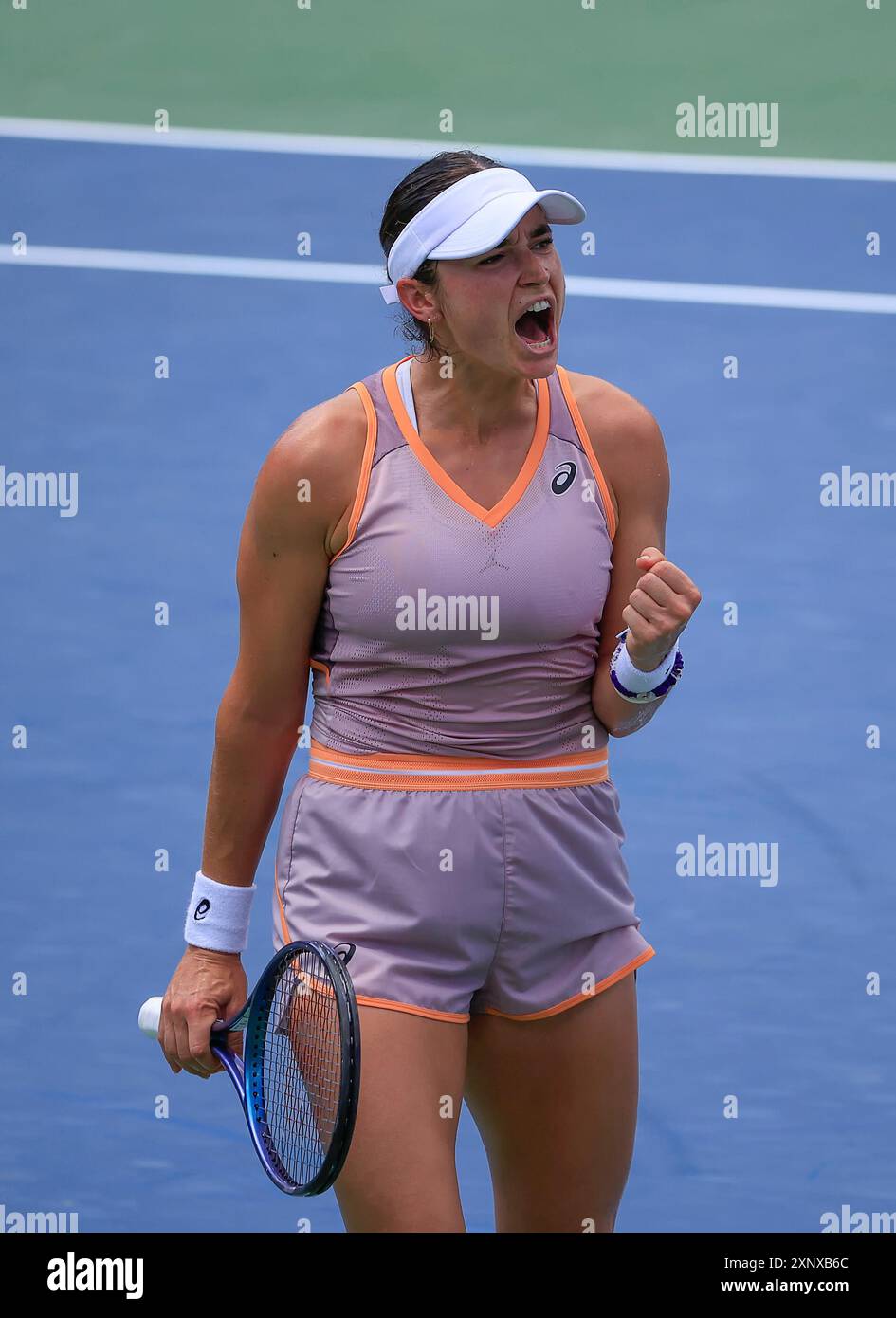 2. August 2024 Caroline Dolehide (USA) feiert einen Punkt während des