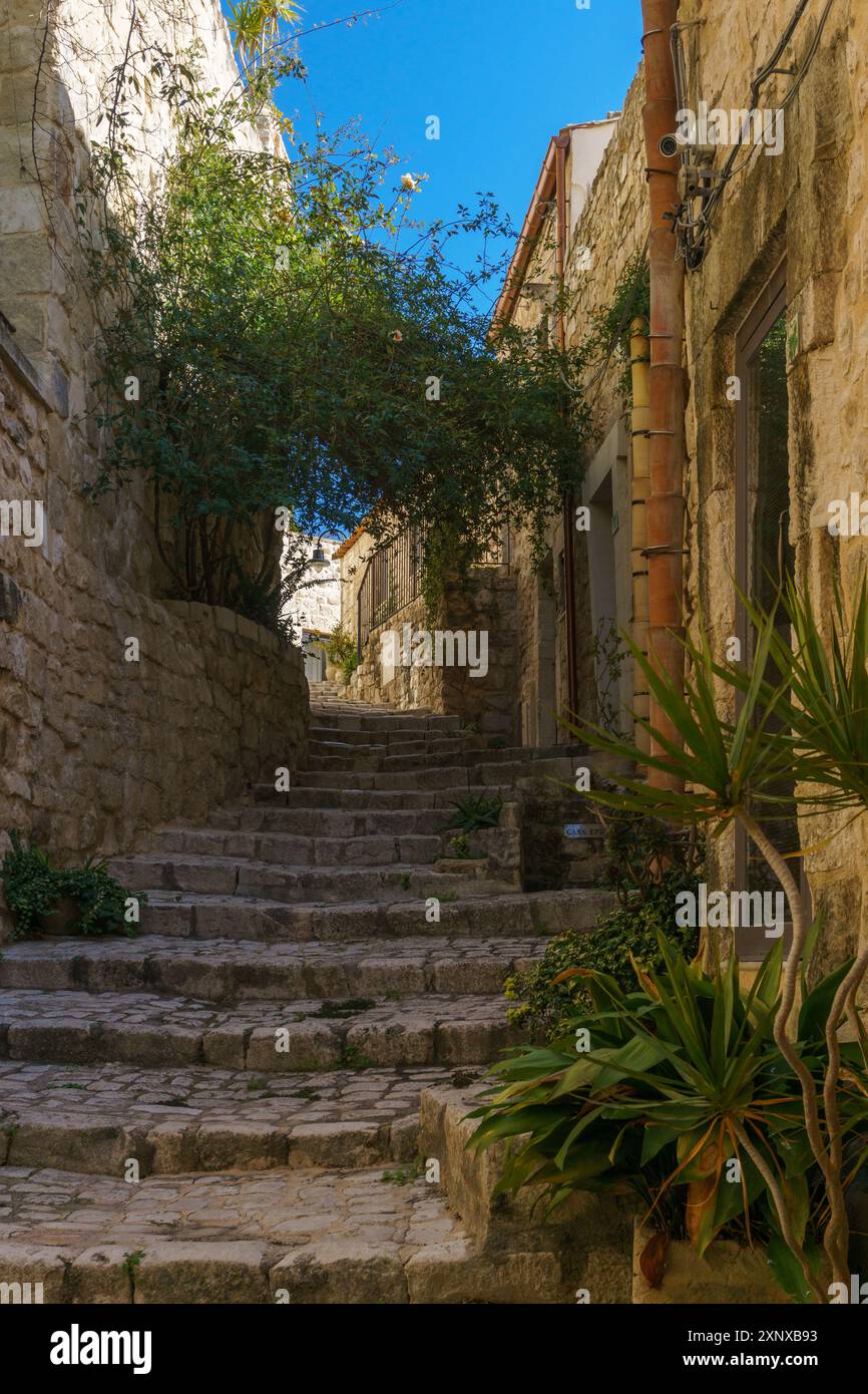 Wunderschöne Stadtlandschaft mit einer kleinen Gasse mit Treppe in der historischen sizilianischen Stadt Scicli, Sizilien, Italien Stockfoto