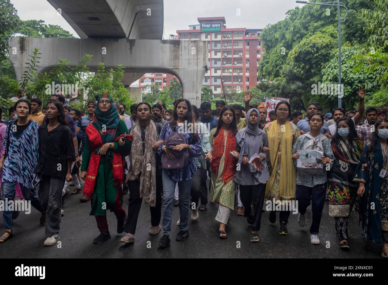 Dhaka, Bangladesch. August 2024. Aktivisten marschieren während der Demonstration. Protest gegen Premierminister Scheich Hasina und ihre Regierung, um Gerechtigkeit für mehr als 200 Menschen zu fordern, die bei der Gewalttätigkeit im letzten Monat getötet wurden. Quelle: SOPA Images Limited/Alamy Live News Stockfoto