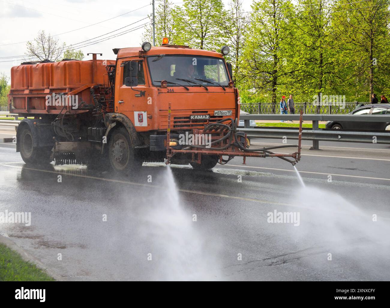 Moskau, Russland - 12. Mai 2023: Öffentliches Dienstfahrzeug für Straßenwäsche auf Basis von Kamaz Stockfoto