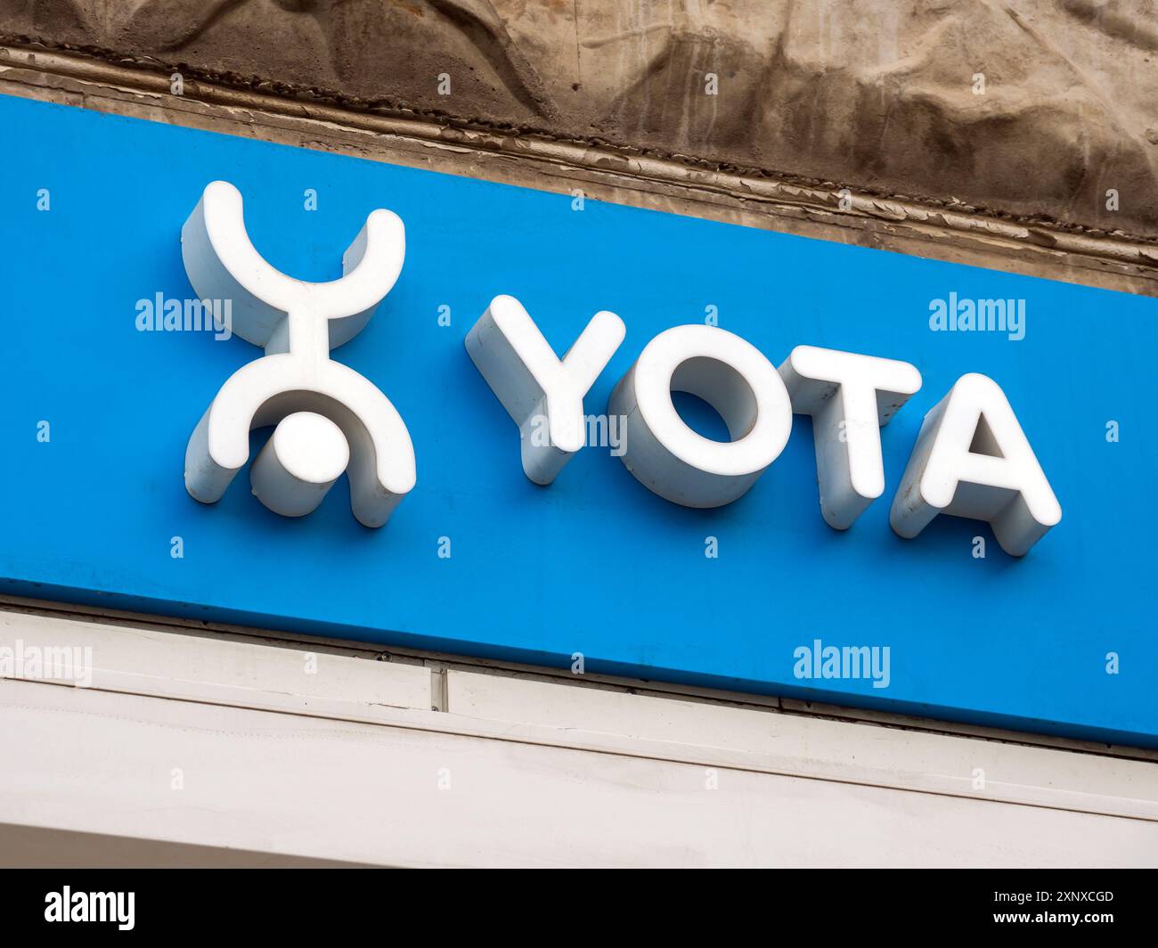Moskau, Russland - 12. Mai 2023: Schild des Mobilfunkbetreibers „YOTA“ Stockfoto