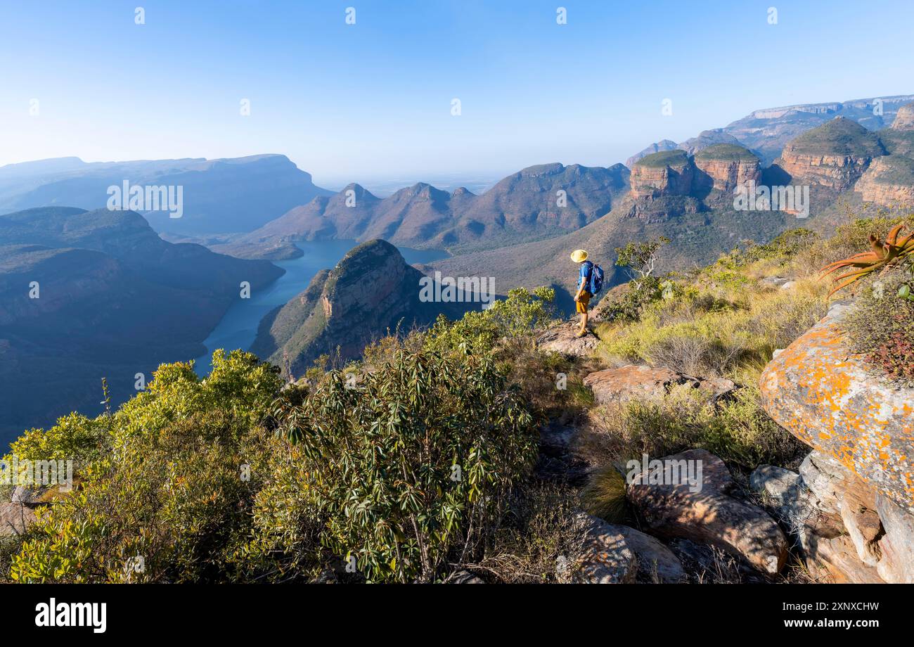 Touristen genießen den Blick auf den Canyon, Blyde River Canyon mit drei Rondawels Peak, Blick auf den Canyon mit Blyde River und Table Mountains, Canyon Stockfoto