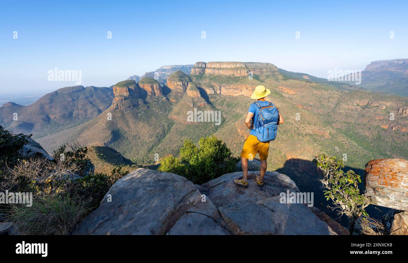 Touristen genießen den Blick auf den Canyon, Blyde River Canyon mit drei Rondawels Peak, Blick auf den Canyon mit Blyde River und Table Mountains, Canyon Stockfoto