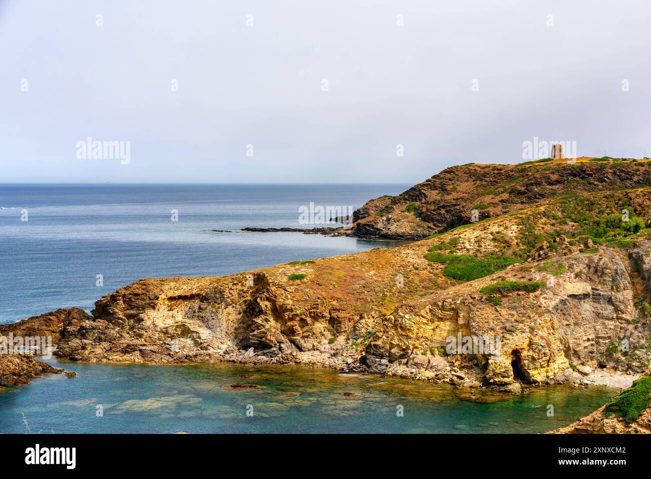 Portu su Gaurru wilder Strand an der Küste Sardiniens mit historischem Turm auf der Spitze der Klippe, Sardinien, Italien, Mittelmeer, Europa Copyright: Lui Stockfoto