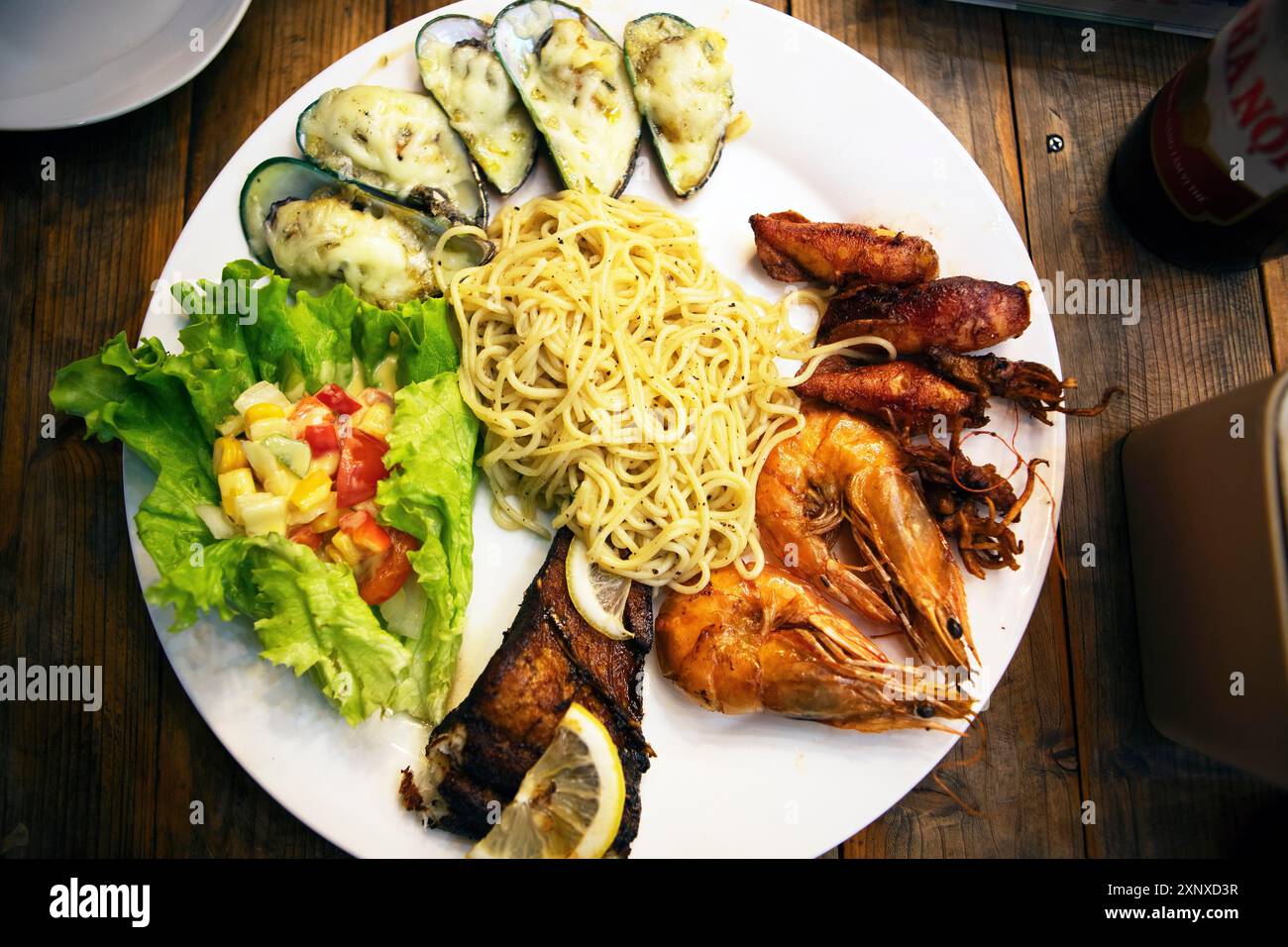 Grillplatte mit Meeresfrüchten, Fisch und Meeresfrüchte aus Lan Ha Bay, typisch auf Cat Ba Island, Vietnam Stockfoto