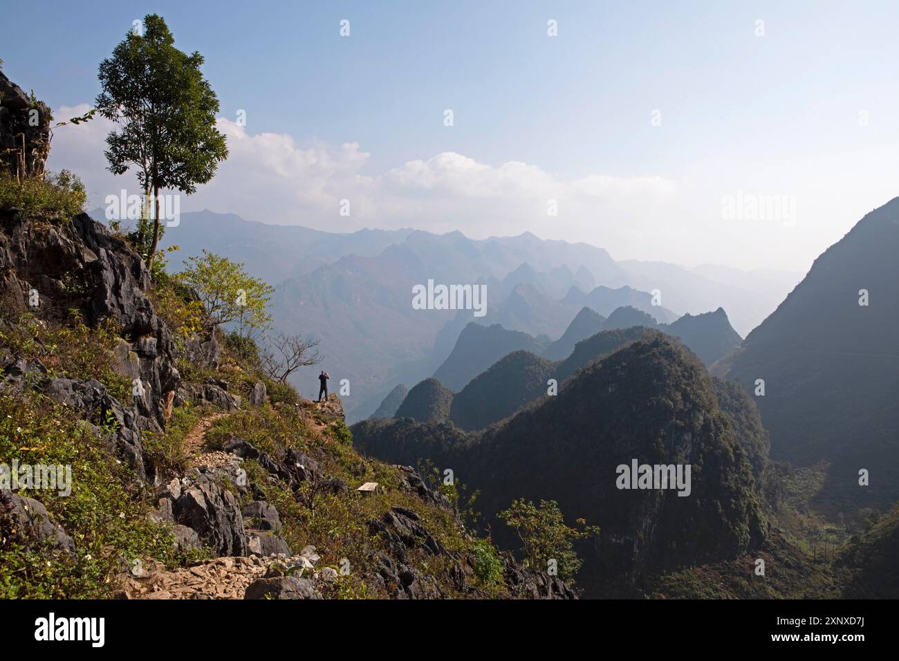 Karstfelsen im Dong Van Karst Plateau UNESCO Global Geopark, Provinz Ha Giang, Vietnam Stockfoto