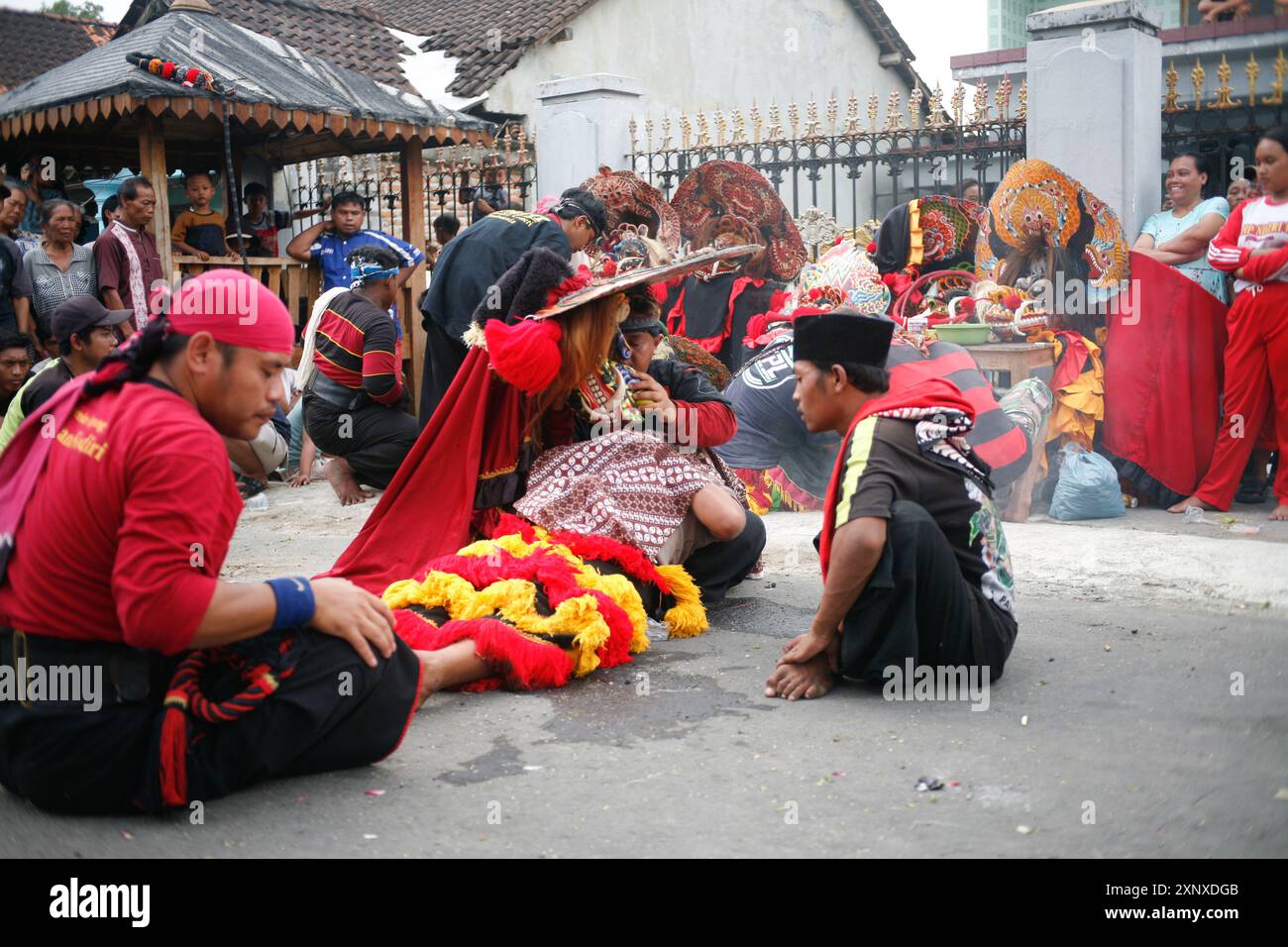Barong-Tänzer erleben eine Trance im Dorf Sukomoro, Puncu Kediri, Ost-Java, Indonesien. Dieser barong-Tanz wird als Säuberungsaktion des Dorfes gehalten Stockfoto