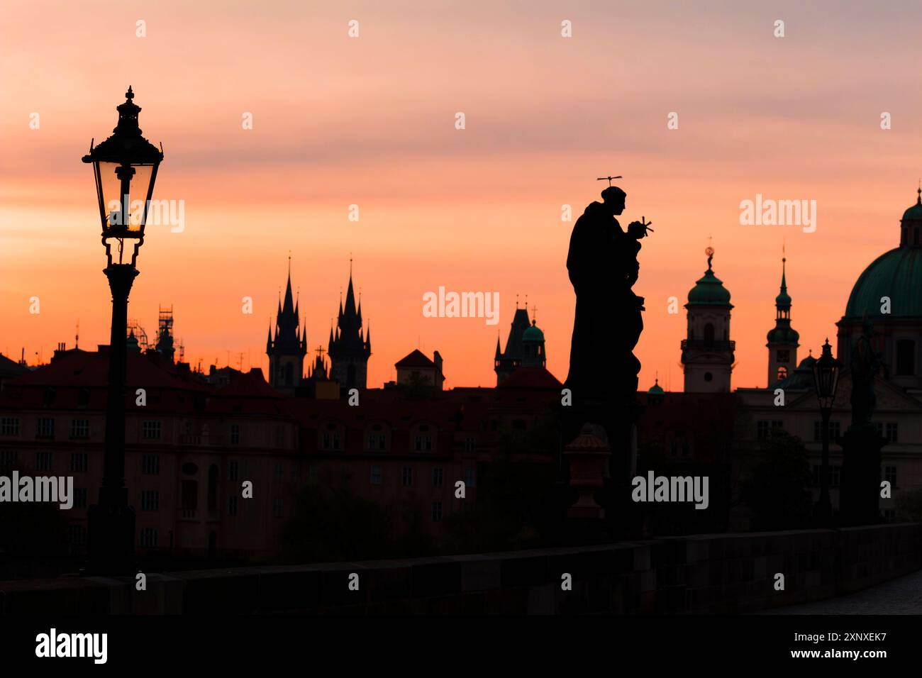 Silhouetten einer Statue an der Karlsbrücke und Türme bei Sonnenaufgang, UNESCO-Weltkulturerbe, Prag, Tschechische Republik Tschechien, Europa Copyright: JanxMir Stockfoto