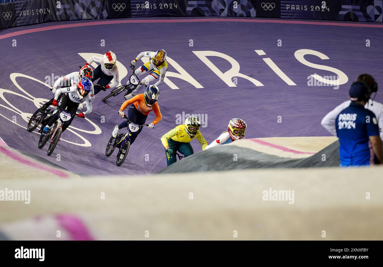 PARIS - Merel Smulders in Aktion während des BMX-Finals bei den Olympischen Spielen. ANP REMKO DE WAAL Stockfoto