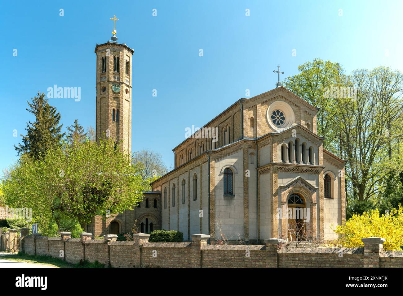 Die historische Kirche in Caputh, Brandenburg, Deutschland bei strahlendem Sonnenschein Stockfoto