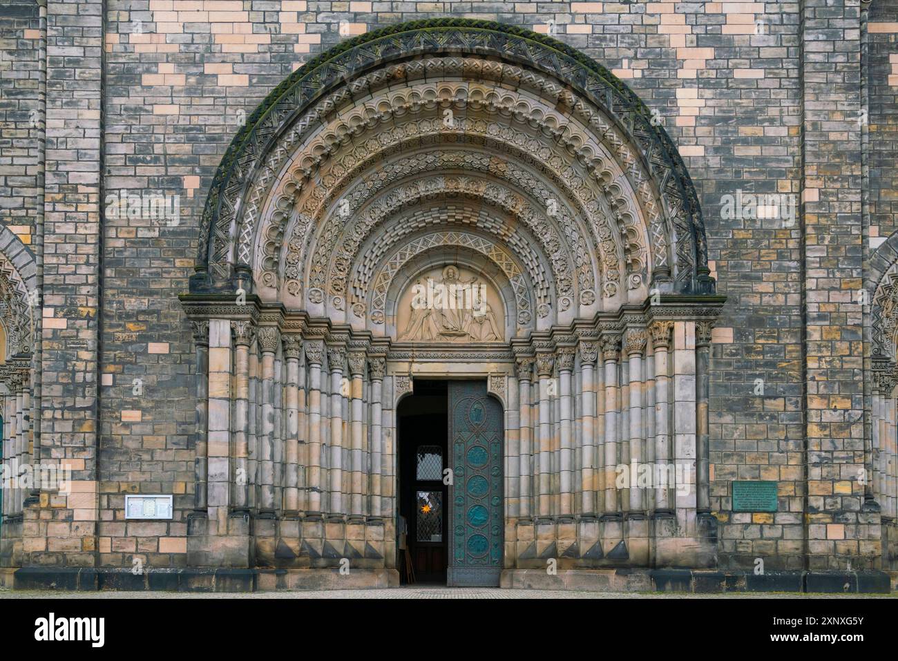 Eingang der Kirche Saint Cyril und Methodius, Karlin, Prag, Tschechische Republik Tschechien, Europa Copyright: JanxMiracky 1359-1217 Stockfoto