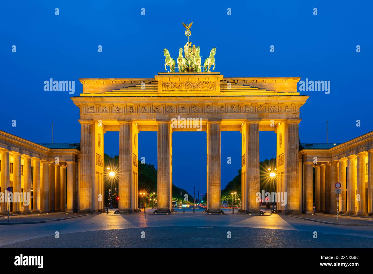 Brandenburger Tor am Pariser Platz in der Dämmerung, Berlin, Deutschland, Europa Copyright: JanxMiracky 1359-1259 Stockfoto