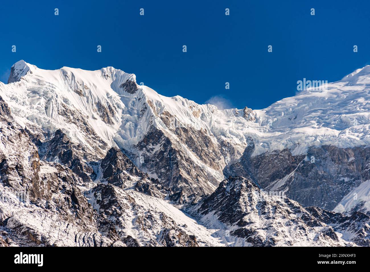 Eisige Schönheit des Gletschers und des Langtang Lirung Peak im Langtang Valley, Himalaya, Nepal, Asien Copyright: CasparxSchlageter 1372-462 REKORDDATUM Stockfoto