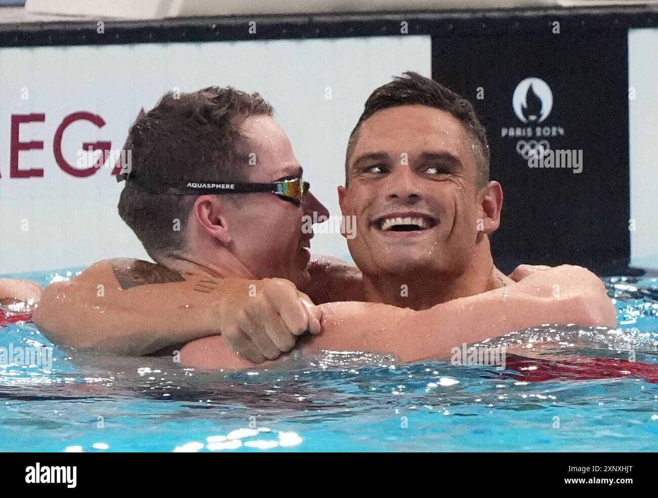 Paris, Frankreich. August 2024. Silbermedaillengewinner Benjamin Stolz auf Großbritannien (L) feiert Bronzemedaillengewinner Florent Manaudou aus Frankreich nach dem 50 m Freistil-Finale der Männer während des Schwimmwettbewerbs bei den Olympischen Spielen in Paris 2024 in der La Defense Arena in Paris, Frankreich am Freitag, den 2. August 2024. Foto: Richard Ellis/UPI Credit: UPI/Alamy Live News Stockfoto