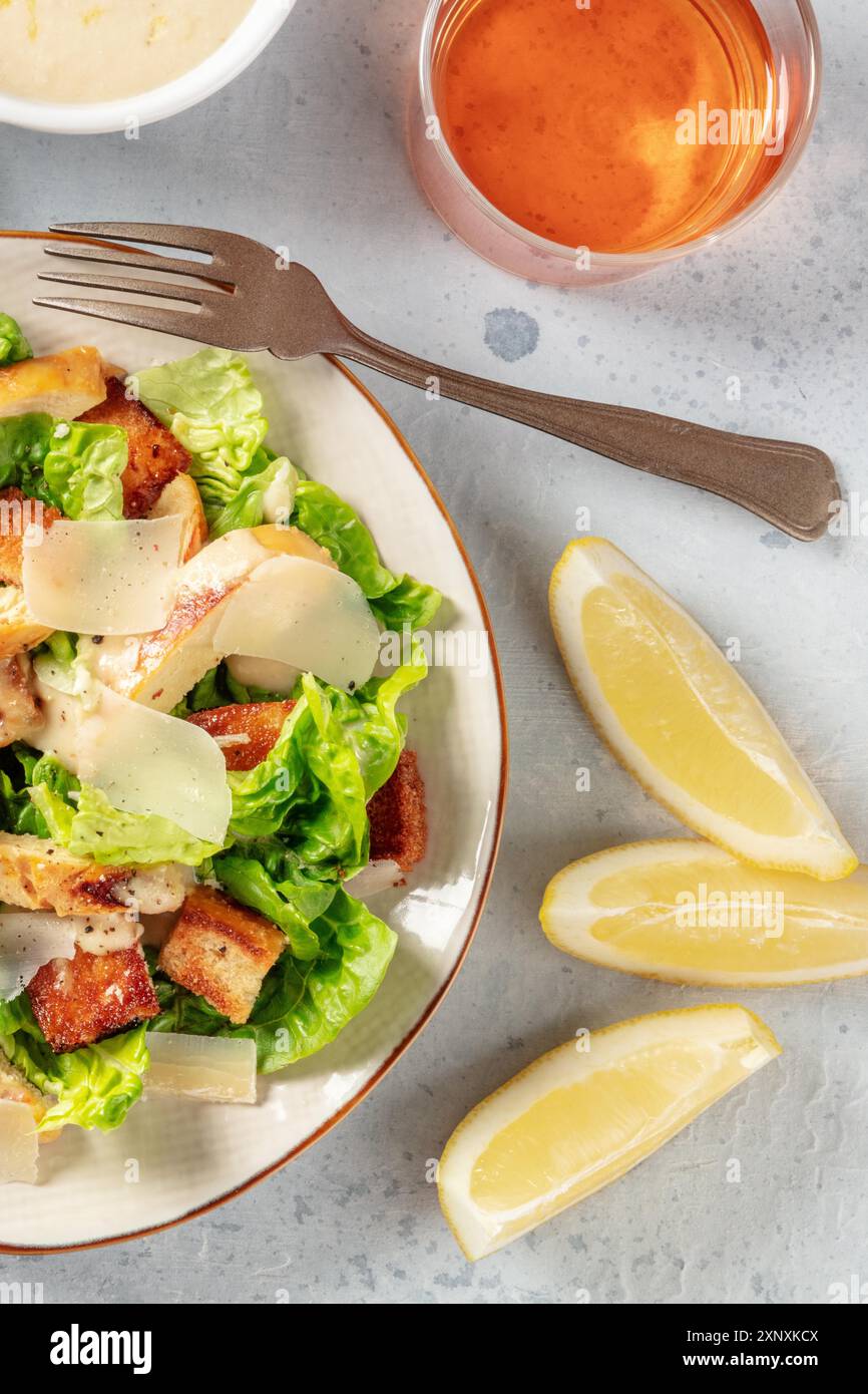 Klassischer Caesar-Salat mit Wein und Zitronen, Top-Shot Stockfoto