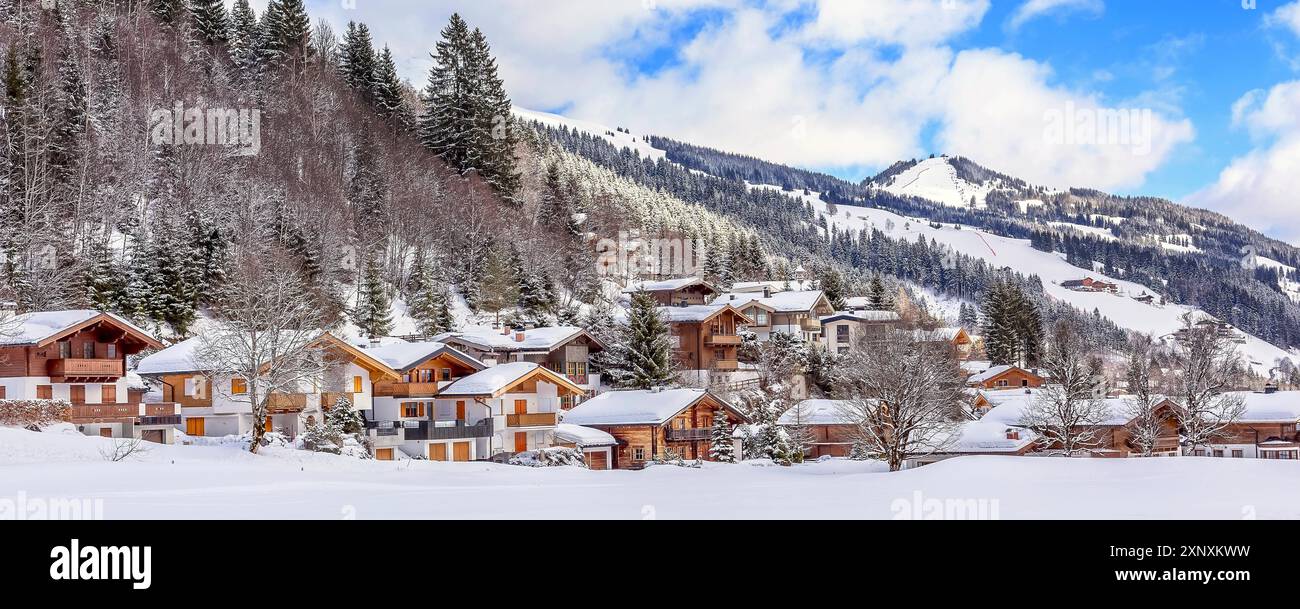 Winter Schnee Bergdorf Panorama Banner mit Holz traditionellen Häusern in österreichischen Alpen, Österreich Stockfoto