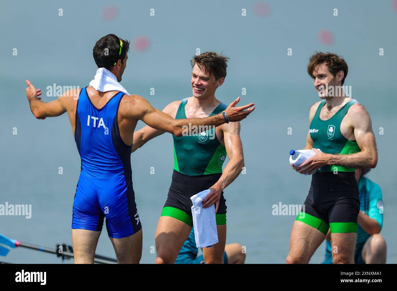 Vaires Sur Marne. August 2024. Stefano Oppo (L) aus Italien feiert mit Fintan Mc Carthy/Paul O Donovan aus Irland nach dem Leichtgewicht-Doppelskulls-Finale des Ruderns bei den Olympischen Spielen 2024 in Vaires-sur-Marne, Frankreich, am 2. August 2024. Quelle: Shen Bohan/Xinhua/Alamy Live News Stockfoto
