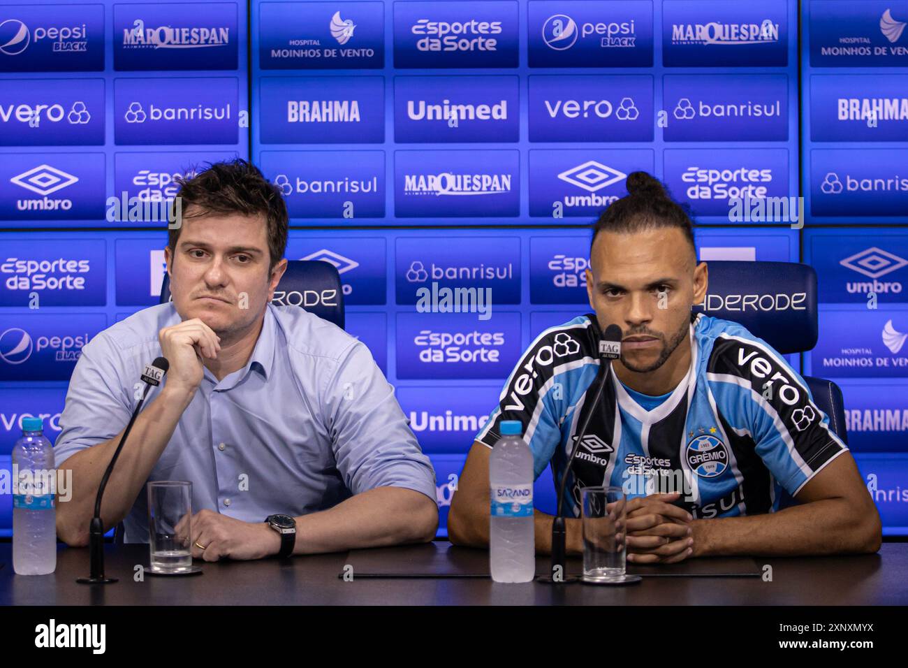 August 2024; Gr&#xea;Mio, CT Luiz Carvalho, Porto Alegre, Rio Grande do Sul, Brasilien: Martin Braithwaite (DEN), wird als neue Unterzeichnung durch Ant&#xf4;nio Brum, Vizepräsident für Fußball, eingeführt Stockfoto