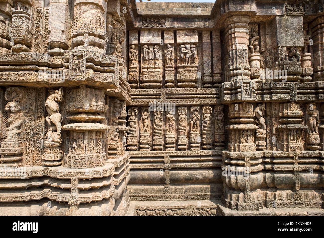 Der Sonnentempel aus der Mitte des 13. Jahrhunderts, der Surya, dem hinduistischen Sonnengott, gewidmet ist, wurde als Zwölfräser gebaut, der von sieben Pferden gezeichnet wurde, UNESCO World He Stockfoto