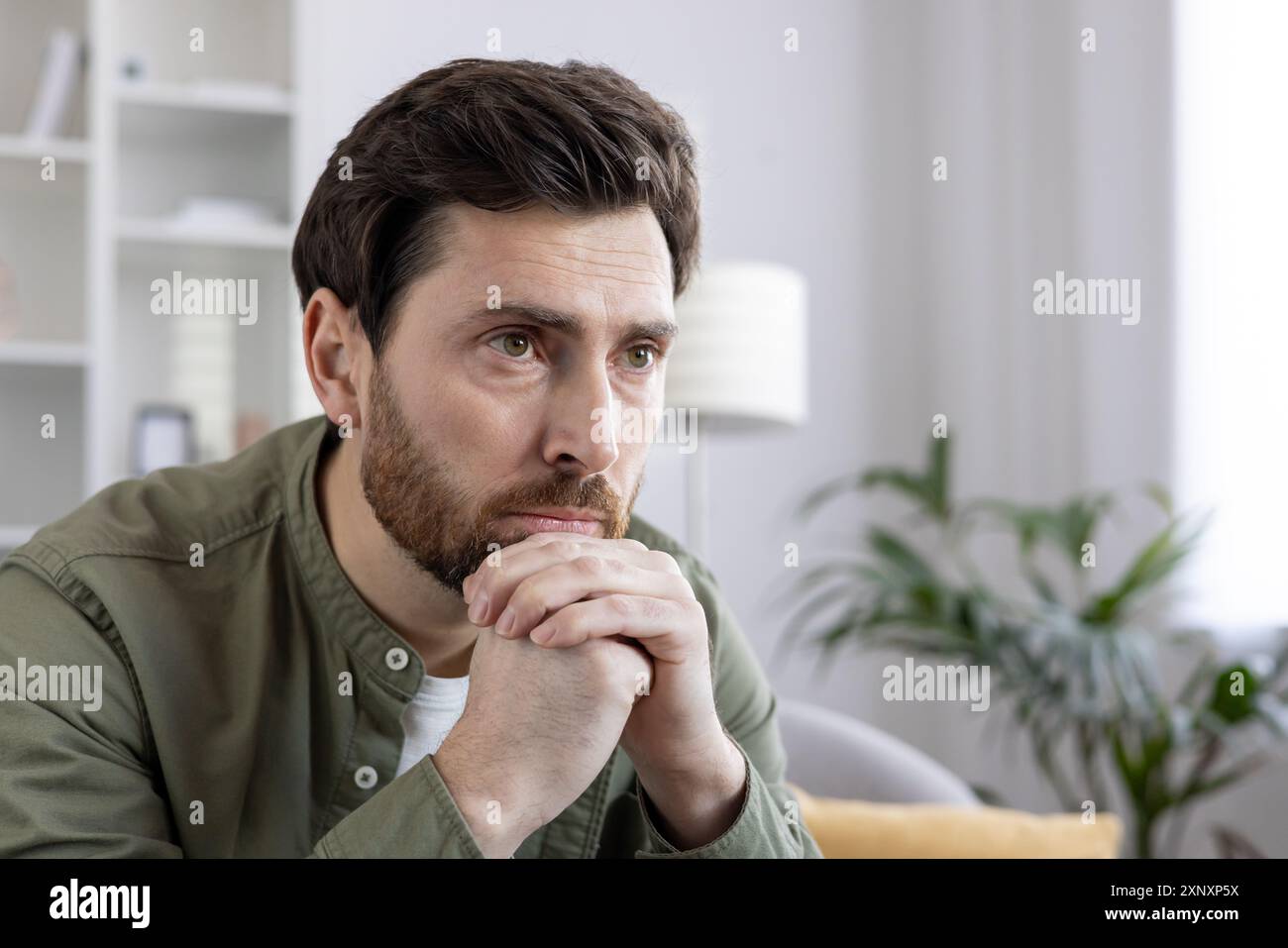 Nachdenklicher Mann, der nachdenklich aussieht, während er über Leben und Herausforderungen nachdenkt. Erfasst emotionale Tiefe, Introspektion und Momente der Reflexion. Stockfoto