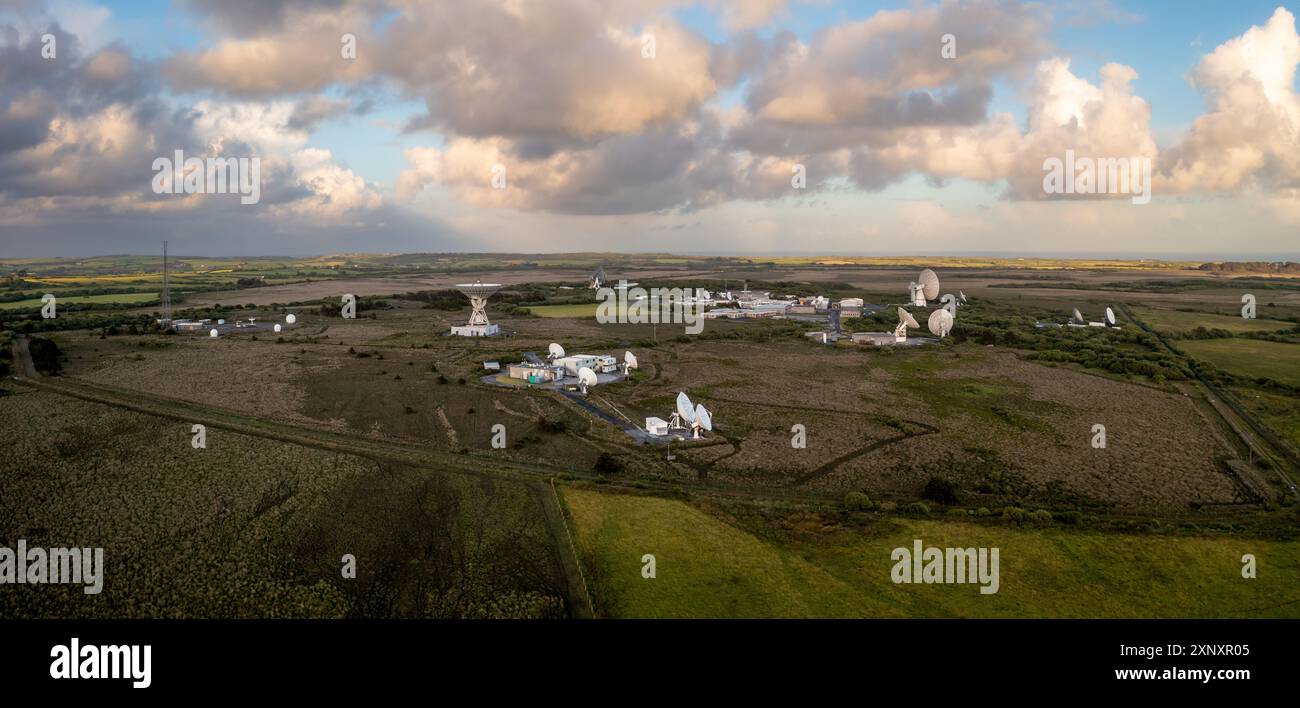 GOONHILLY, CORNWALL, GROSSBRITANNIEN - 14. JUNI 2024. Ein Blick aus der Vogelperspektive auf die Satellitenschüsseln und die Gebäude der Erdstation Goonhilly, die ein Mondbad und ein tiefes Spa bietet Stockfoto