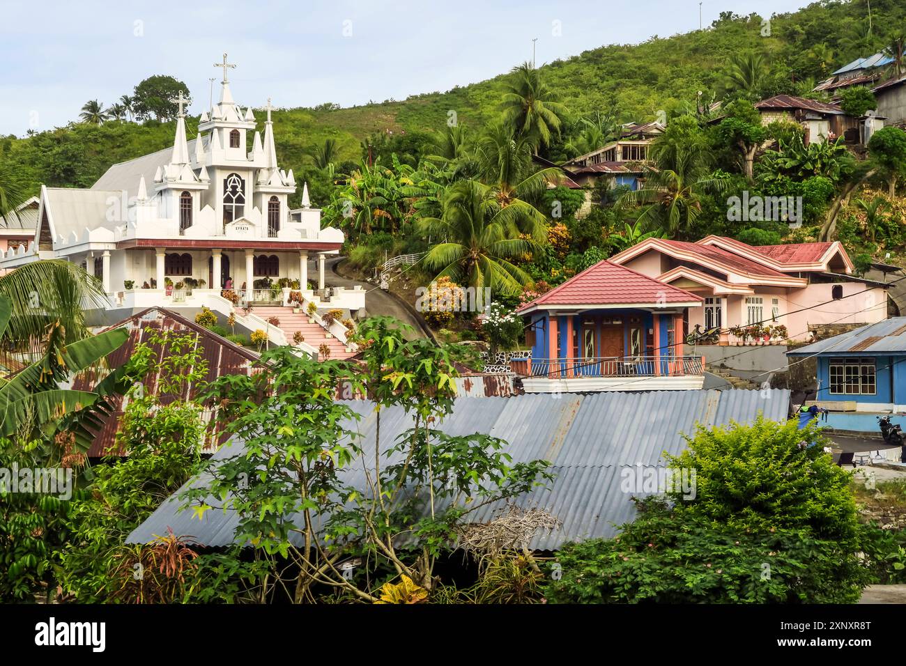 Verzierte christliche Kirche im Dorf Taman Balirangeng an der Südostküste der Insel Siau, Siau, Sangihe-Inseln, Nord-Sulawesi, Indonesien, Southea Stockfoto