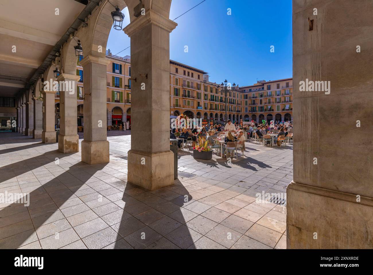 Blick auf Menschen, die im Freien essen, in Placa Mayor, Palma de Mallorca, Mallorca, Balearen, Spanien, Mittelmeer, Europa Copyright: FrankxFell 844-34 Stockfoto