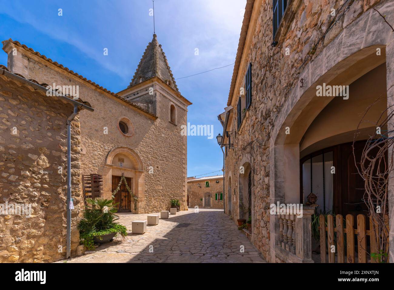 Blick auf die Kirche Santa Anna in der auf einem Hügel gelegenen Stadt Moscari, Mallorca, Balearen, Spanien, Mittelmeer, Europa Copyright: FrankxFell 844-34585 Stockfoto