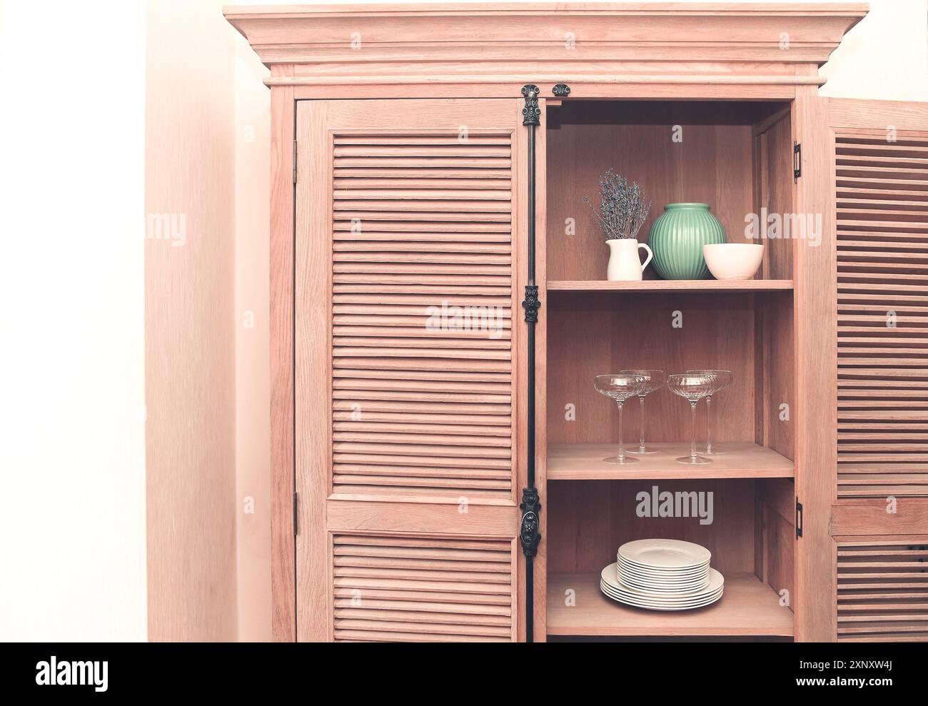 Küche Retro-Stil Schrank mit Geschirr wie Teller, Tischdecken, Vasen und Gläser Stockfoto