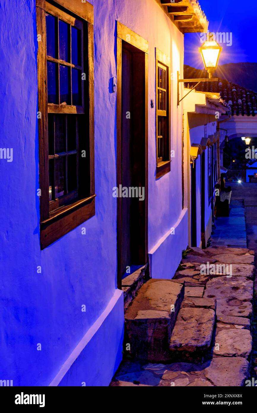 Blick auf die historische Stadt Tiradentes im Minas Gerais mit ihren gepflasterten Straßen und ancienten Kolonialhäusern, die von Laternen angezündet werden Stockfoto