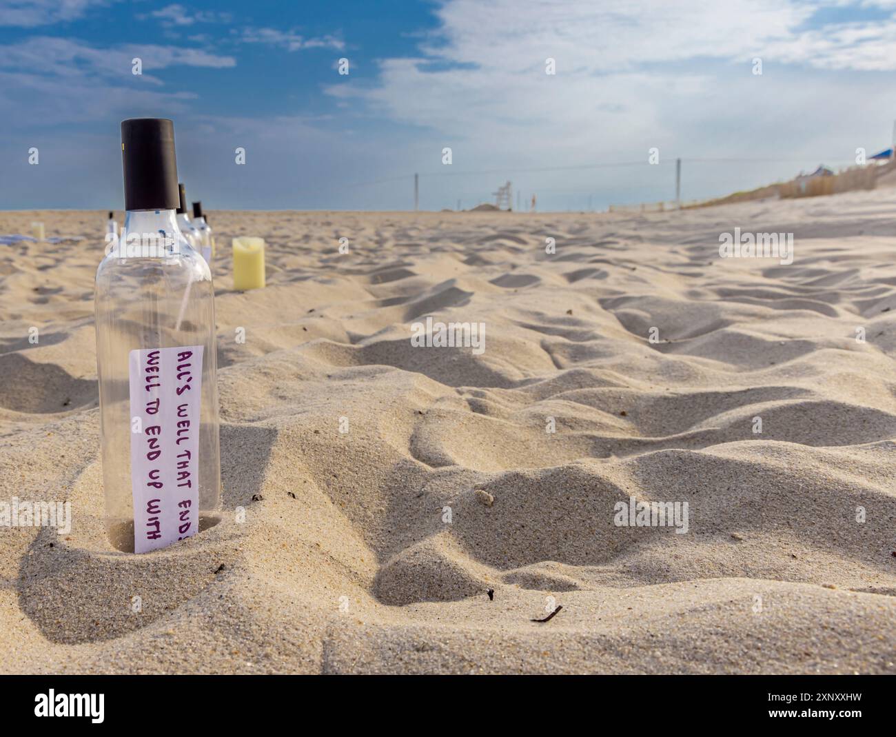 Handgeschriebene Papierstücke mit taylor-SWIFT-Texten in Weinflaschen an einem Oean Beach in den hamptons Stockfoto