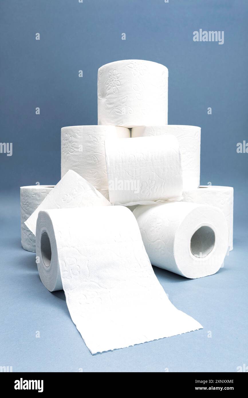 Stapel weißes Toilettenpapier. Konzept des Mangels an toilettenpapier in den Geschäften aufgrund von Coronavirus, Covid-19 Stockfoto